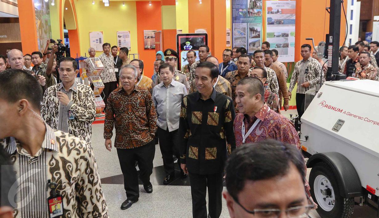 Presiden Joko Widodo saat meninjau stand Indonesia Infrastructure Week (IIW) dan Konstruksi Indonesia Tahun 2016 di Jakarta, Rabu (9/11). IIW 2016 menghadirkan 600 peserta pameran dari 37 negara. (Liputan6.com/Faizal Fanani)