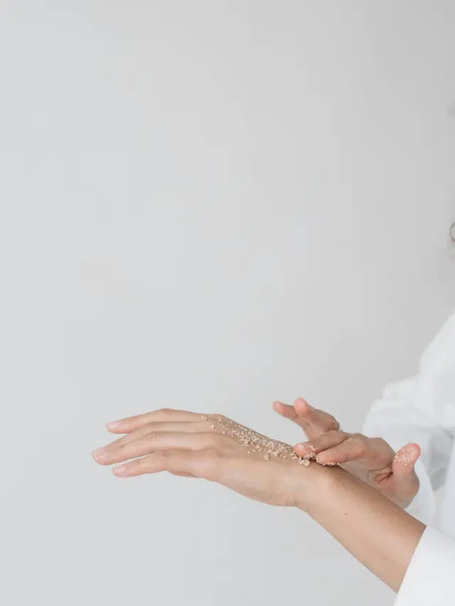 4 Cara Merawat Kulit Belang Akibat Terpapar Sinar Matahari Saat Naik Motor