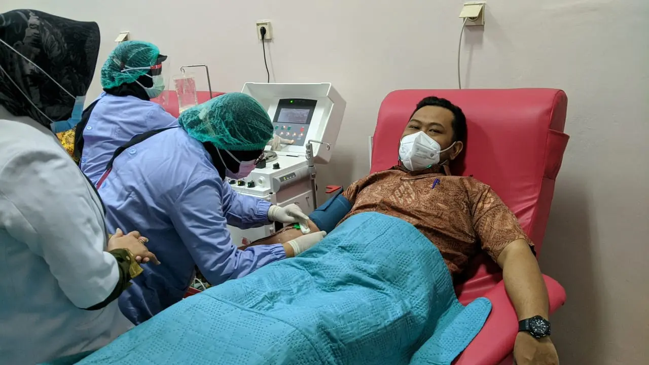 Bupati Gresik Fandi Akhmad Yani donor darah plasma (Dian Kurniawan/Liputan6.com)
