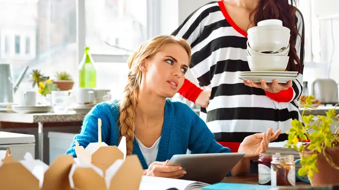 [Bintang] Kata Astrologer: 4 Zodiak Yang Hobinya Nyuruh Teman Sekamarnya