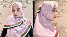 Inara Rusli menjadi salah satu selebriti yang gencar menunjukkan dukungannya untuk negara yang kini sedang dijajah oleh Israel. Dengan keahliannya di bidang fashion, mantan istri Virgoun itu mencetuskan ide untuk membuat hijab yang memiliki motif bendera Palestina. (Liputan6.com/IG/@mommy_starla)