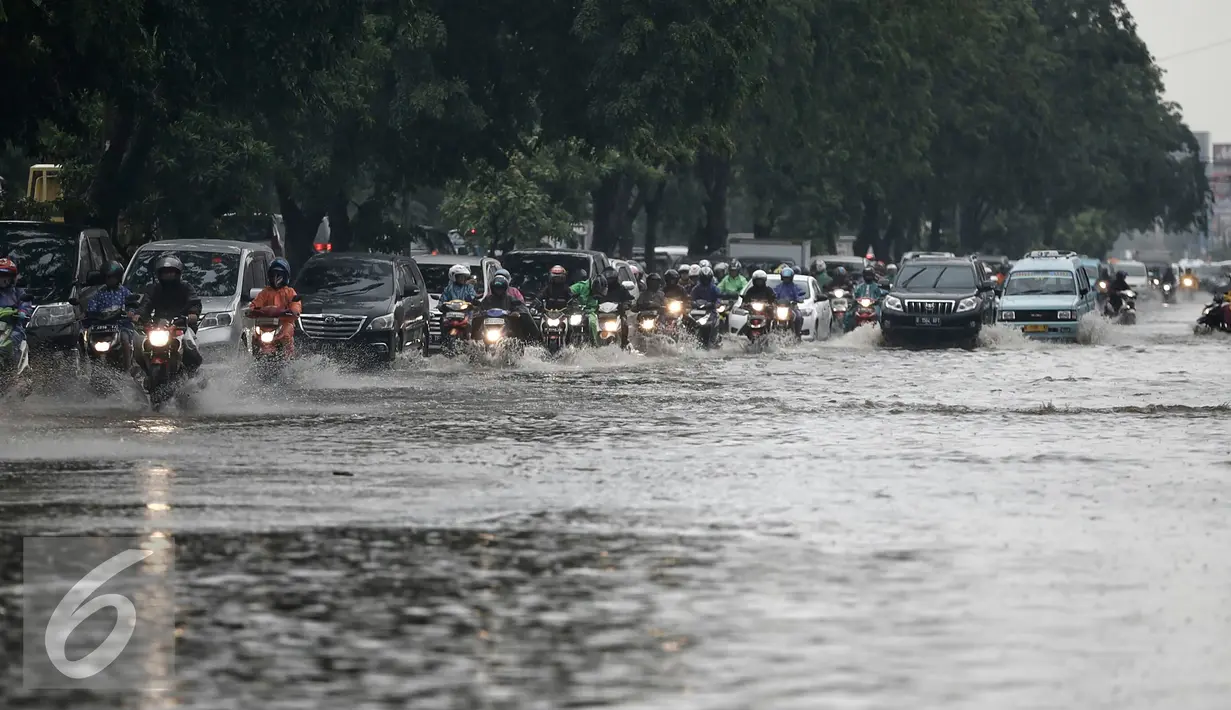Sejumlah kendaraan melintasi genangan air dikawasan Kelapa Gading, Jakarta, Jumat (26/2/2016). Hujan deras yang mengguyur Ibukota membuat beberapa ruas jalanan tersendat. (Liputan6.com/Faizal Fanani)