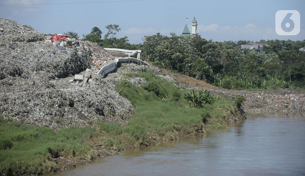 Pemandangan sampah yang longsor di TPA Cipeucang, Serpong, Tangerang Selatan, Banten, Sebtu (23/5/2020). Turap penahan sampah TPA Cipeucang longsor pada 22 Mei 2020 dan hampir menutupi aliran Sungai Cisadane yang berada di sebelahnya. (merdeka.com/Dwi Narwoko