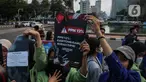 Mahasiswa yang tergabung dalam Alisansi Badan Eksekutif Mahasiswa (BEM) Seluruh Indonesia Kerakyatan berunjuk rasa menolak kenaikan tarif PPN 12 persen di kawasan Patung Kuda, Jakarta, Kamis (26/12/2024). (Liputan6.com/Angga Yuniar)