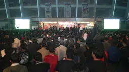 Suporter Garuda memadati tempat nonton bareng pertandingan Timnas Indonesia vs China di Kompleks Stadion Utama Gelora Bung Karno (SUGBK), Senayan, Jakarta, Selasa (15/10/2024) malam WIB. (Bola.com/Abdul Aziz)