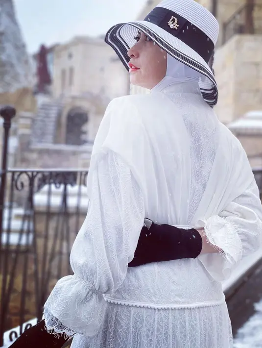 Gaya fashion hijab dengan topi dikenakannya saat sedang liburan ke luar negeri. Ia bisa menambahkan gloves yang bikin gaya auto-stylish dan memberi pernyataan  (Foto: @hapsarianissa29)
