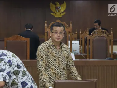 Terdakwa dugaan suap fungsi pengawasan anggota DPRD Kalimantan Tengah, Teguh Dudy Syamsuri Zaldy, Edy Saputra Suradja dan Willy Agung (kiri ke kanan) saat sidang lanjutan di Pengadilan Tipikor, Jakarta, Rabu (13/2). (Liputan6.com/Helmi Fithriansyah)