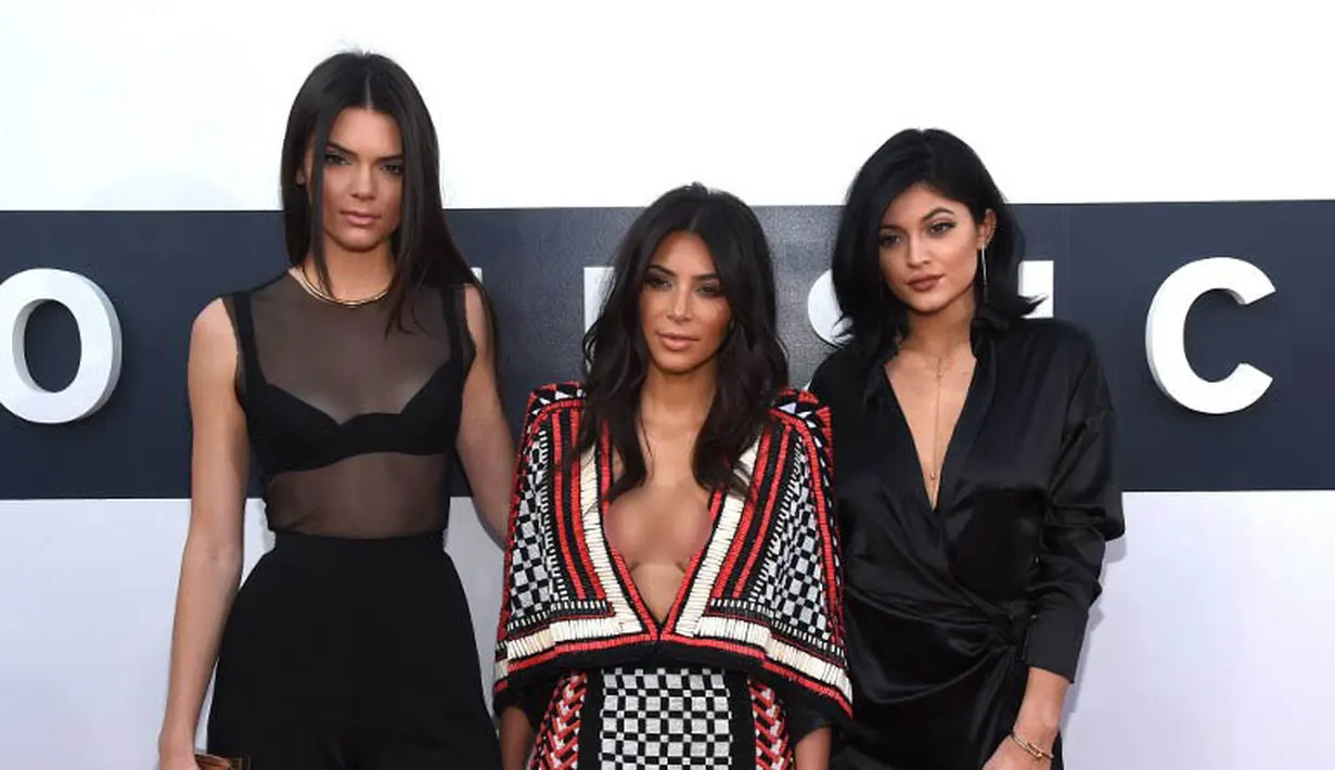 Bersama dua adiknya, Kendall dan Kylie Jenner, bintang reality TV ini berpose di red carpet ajang penghargaan MTV Video Music Awards (VMA) 2014 di California, Minggu (24/8/14). (Larry Busacca/Getty Images for MTV/AFP)