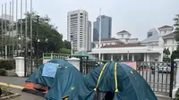 Demonstran Gelar Tenda di Balai Kota, Protes Buruknya Pelayanan Bank DKI