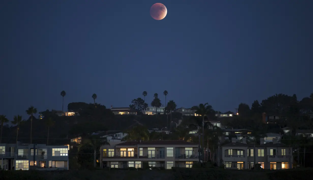 Fenomena alam Supermoon terlihat menghiasi langit di Solana Beach , California, Minggu (27/9). Gerhana Bulan Supermoon (Bulan merah darah), kembali menampakkan keindahannya setelah 18 tahun tidak terjadi. (REUTERS/Mike Blake)