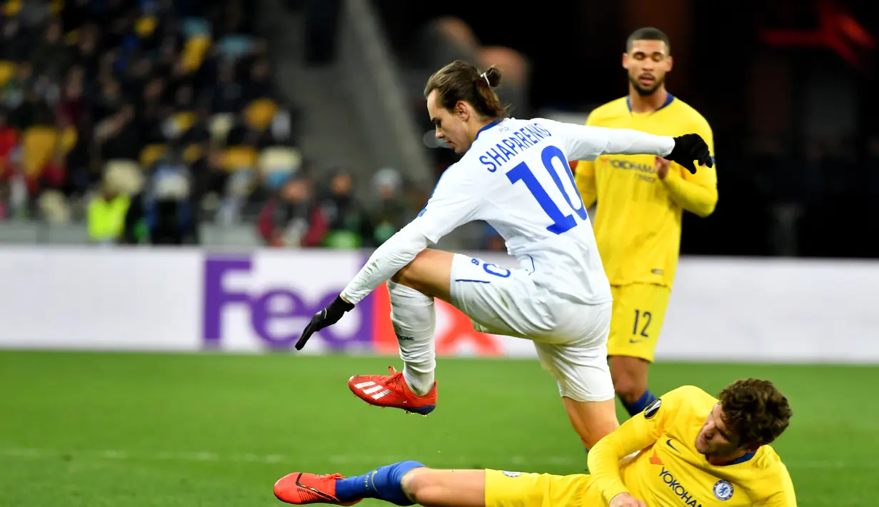 Marcos Alonso mencoba menghentikan Nichlas Shaparenko pada leg kedua, babak 16 besar Liga Europa yang berlangsung di Stadion Stamford Bridge, London, Jumat (15/3). Chelsea menang 5-0 atas Dynamo Kiev. (AFP/ Sergei Supinski)