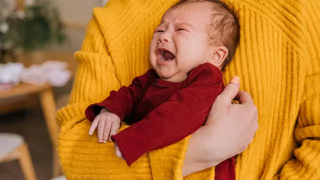 Penyebab Bayi Menangis dan Cara Mengatasinya