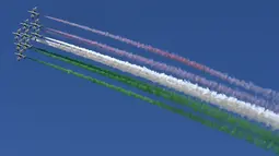 Penonton mengabadikan pertunjukan tim aerobatik Italia Frecce Tricolori dalam upacara peringatan Hari Pembebasan Italia di Roma, Italia, Sabtu (25/4/2020). Italia memperingati Hari Pembebasan ke-75 dengan cara yang paling tidak biasa karena digelar di masa pandemi virus corona COVID-19. (Xinhua)