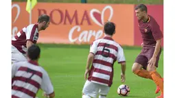 Edin Dzeko (kanan) berusaha melewati hadangan para pemain AC Pinzolo pada laga uji coba di Pinzolo, Italia (13/7/2016). AS Roma menang 16-0. (Bola.com/asroma.com)
