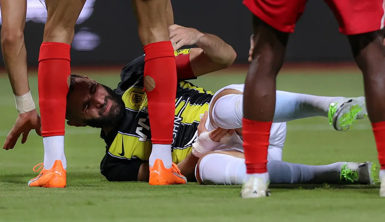 Penyerang Al Ittihad Karim Benzema tergeletak di lapangan saat melawan Al Wehda pada pertandingan sepak bola Saudi Pro League atau Liga Arab Saudi di Stadion King Abdul Aziz, Mekah, Arab Saudi, Senin (28/8/2023). (Abdel Ghani BASHIR/AFP)