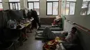 Badan Dunia untuk Anak-Anak (UNICEF), menyebut, serangan udara Israel ke Lebanon yang kian intensif sejak 2 Maret 2026, telah memaksa hampir 700.000 orang, termasuk 200.000 anak, mengungsi. Tampak dalam foto, para pengungsi yang menghindari serangan udara Israel di Lebanon selatan dan Dahiyeh, beristirahat di Institut Teknik Bir Hassan yang telah diubah menjadi tempat penampungan, Beirut, Rabu 11 Maret 2026. (AP Photo/Bilal Hussein)