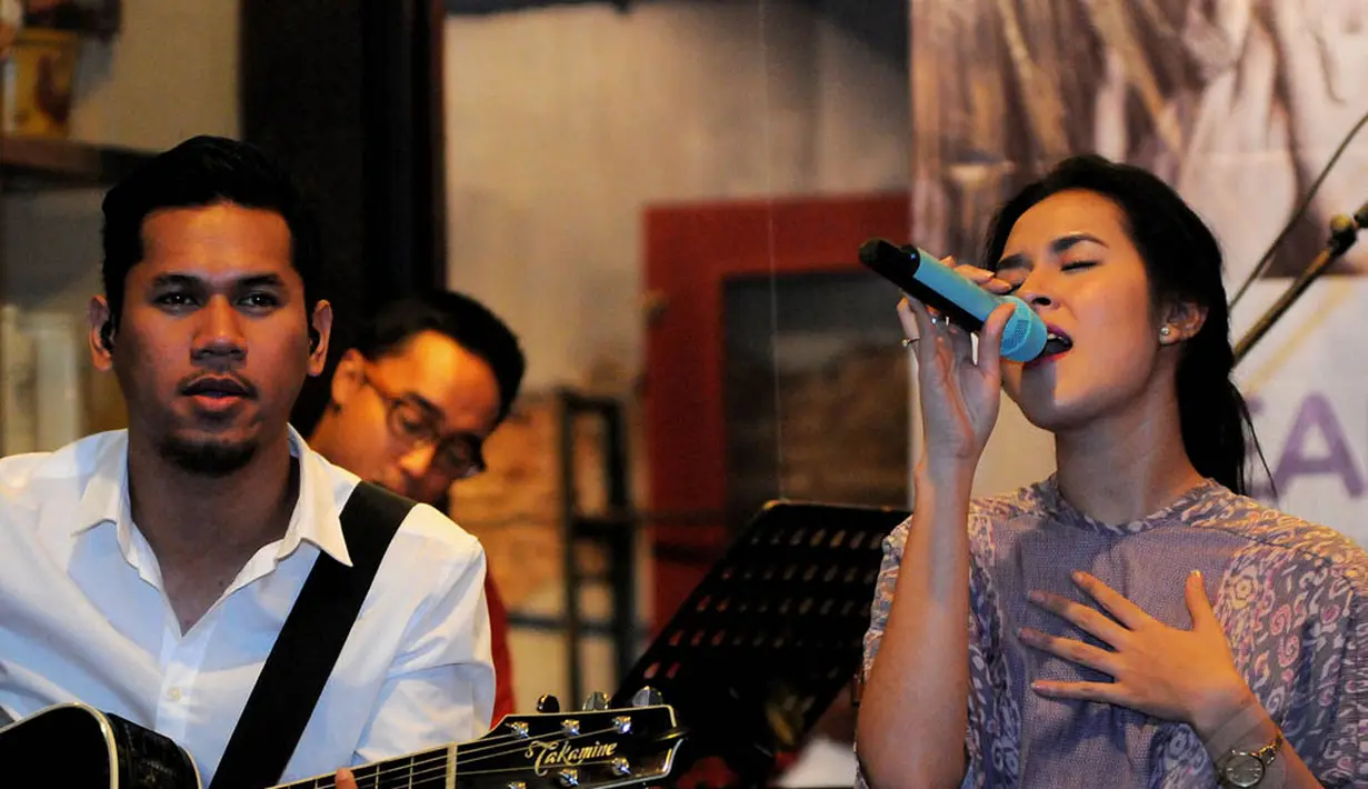 Di acara buka puasa tersebut, penyanyi bernama lengkap Raisa Andriana itu juga mengajak fans-nya bernyanyi bareng sesudah berbuka puasa, Jakarta, Jumat (18/7/14). (Liputan6.com/Faisal R Syam)
