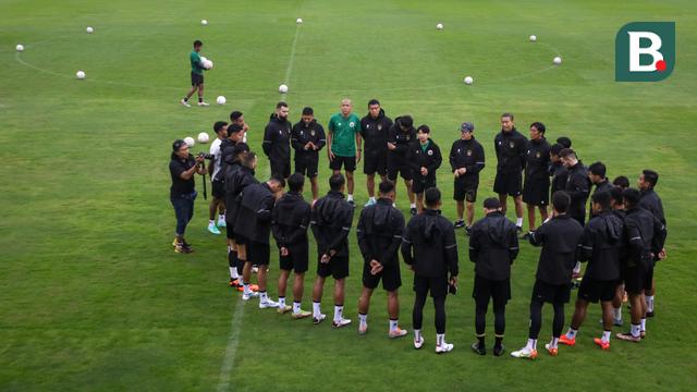 Foto: Timnas Indonesia Kena Kecoh Hujan saat Latihan Jelang Hadapi Vietnam di Piala AFF 2022, Sudah Balik tapi Ditelpon Kembali ke Lapangan