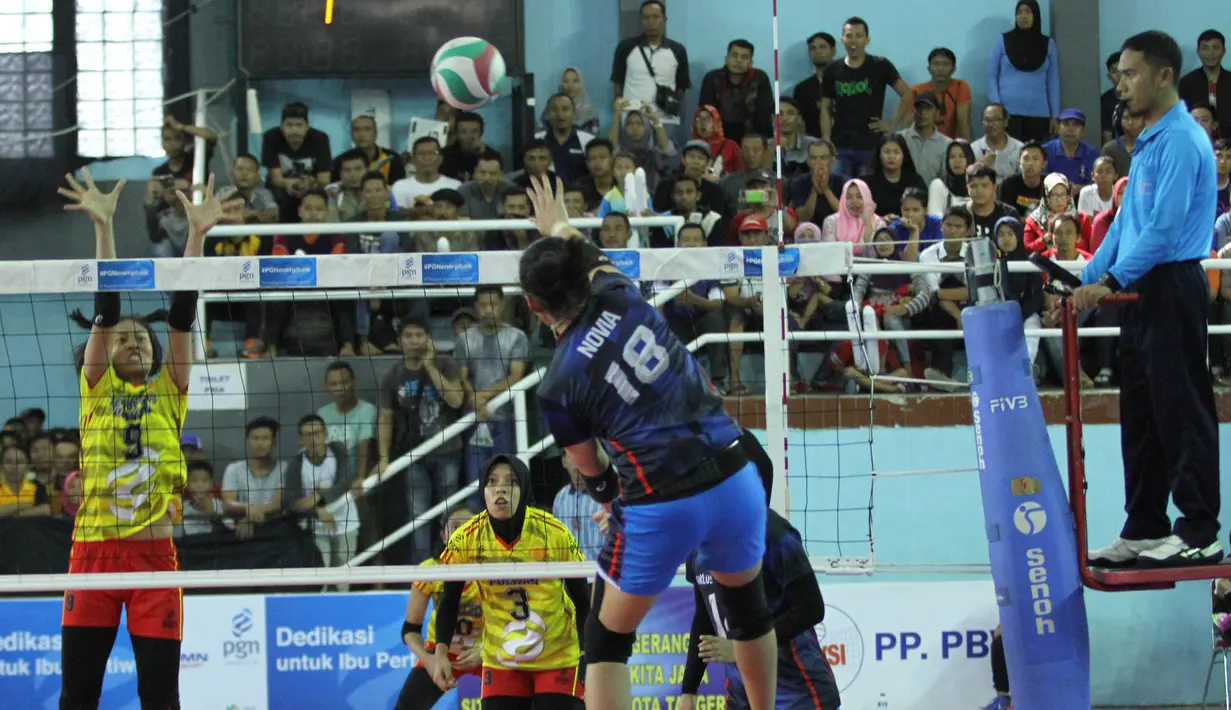 Pemain Bank Jatim melakukan smash saat melawan PGN Popsivo Polwan pada laga final Livoli 2017 di GOR Dimyati, Tangerang, Sabtu (9/12/2017). Bank Jatim menang dengan skor 3-0. (Bola.com/Vitalis Yogi Trisna)