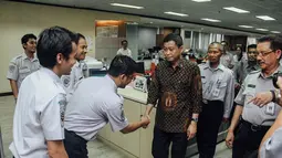 Para pegawai Kemenhub tampak menyambut kehadiran Ignasius Jonan, Jakarta, (27/10/2014). (Liputan6.com/Faizal Fanani)