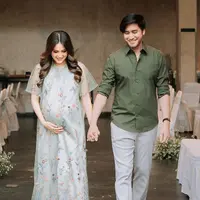 Keduanya pun menggelar baru-baru ini menggelar acara gender reveal anak mereka di salah satu Hotel kawasan Bintaro. [@vicymelanie].