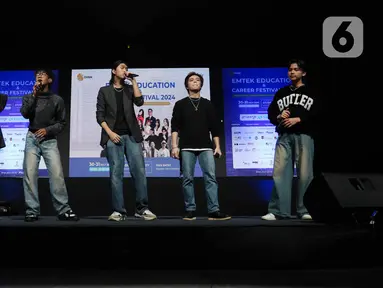 Penampilan boyband UN1TY pada acara Emtek Education & Career Festival 2024 di Studio 6 Emtek City, Studio Indosiar, Daan Mogot, Jakarta, Selasa (30/7/2024). (Liputan6.com/Herman Zakharia)