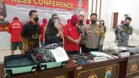 Polisi membekuk komplotan joki SBMPTN di Surabaya. (Dian Kurniawan/Liputan6.com)