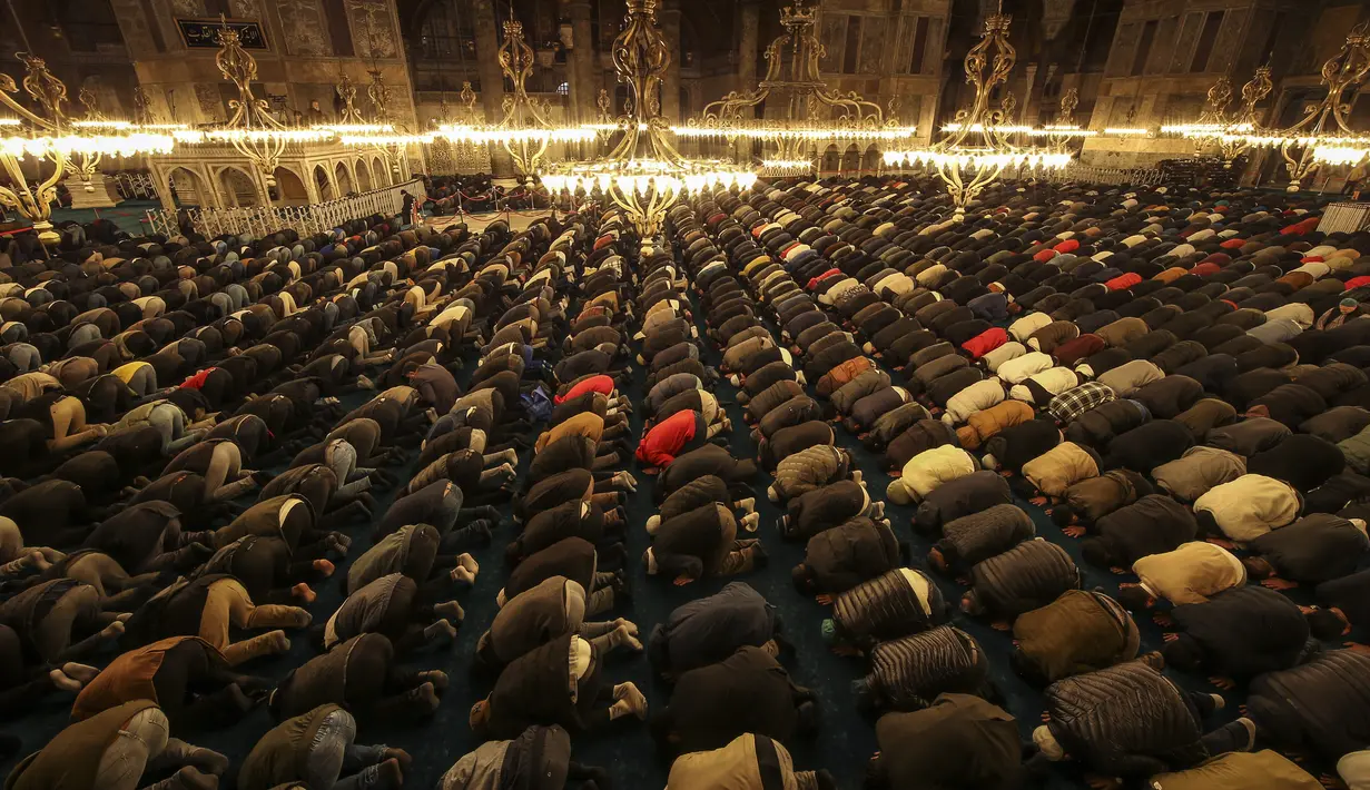 Penggubahan fungsi bangunan dari museum menjadi masjid ini pun sempat menjadi sorotan.  (AP Photo/Emrah Gurel)