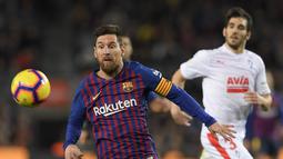 Aksi yang mega bintang, Lionel Messi pada laga lanjutan La Liga yang berlangsung di stadion Camp Nou,  Senin (14/1). Barcelona menang 1-0 atas Eibar (AFP/Lluis Gene)