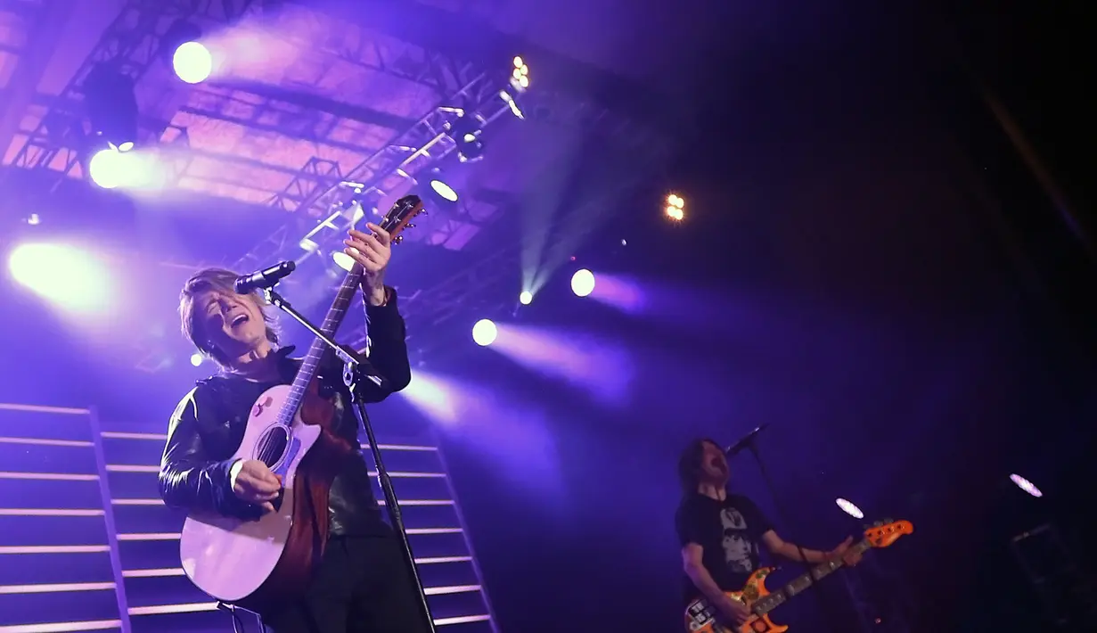 Terlihat barisan penonton yang merupakan fans musik 90an pun memadati barisan paling depan. (Bambang E. Ros/Bintang.com)