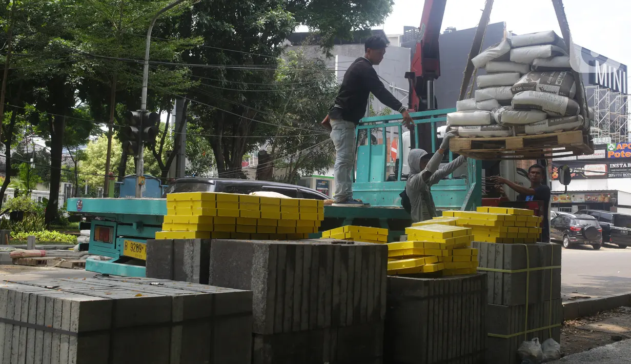 Aktivitas pekerja saat proyek revitalisasi trotoar di kawasan Senopati, Kebayoran Baru, Jakarta, Rabu (15/9/2021). Pemprov DKI Jakarta melalui Dinas Bina Marga merevitalisasi 10 ruas jalan di lima wilayah kota adminsitrasi Jakarta sampai akhir tahun 2021. (Liputan6.com/Herman Zakharia)