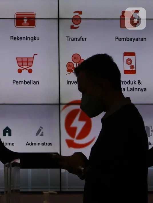 Seorang nasabah mengunakan smartphone saat mencari informasi pada BNI Digital Branch di Jakarta, Jumat (11/3/2022). Implementasi digital branch berfungsi khusus memproses registrasi nasabah dan pembukaan rekening secara mandiri. (Liputan6.com/Angga Yuniar)