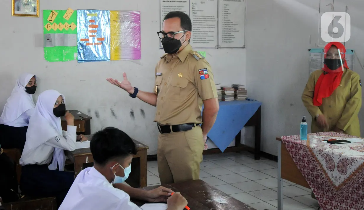 Wali Kota Bogor Bima Arya Sugiarto saat meninjau pelaksanaan uji coba pendidikan tatap muka (PTM) di SMPN 15, Kota Bogor, Jawa Barat, Senin (31/5/2021). Pemerintah Kota Bogor menggelar uji coba PTM di 37 sekolah hari ini dengan protokol kesehatan yang ketat. (merdeka.com/Arie Basuki)