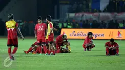 Pesepakbola Sulawesi Selatan terlihat lesu usai dikalahkan Jawa Barat di laga final PON XIX 2016 di Stadion Si Jalak Harupat, Kab Bandung, Rabu (28/9). Sulsel kalah adu penalti 5-4. (Liputan6.com/Helmi Fithriansyah)