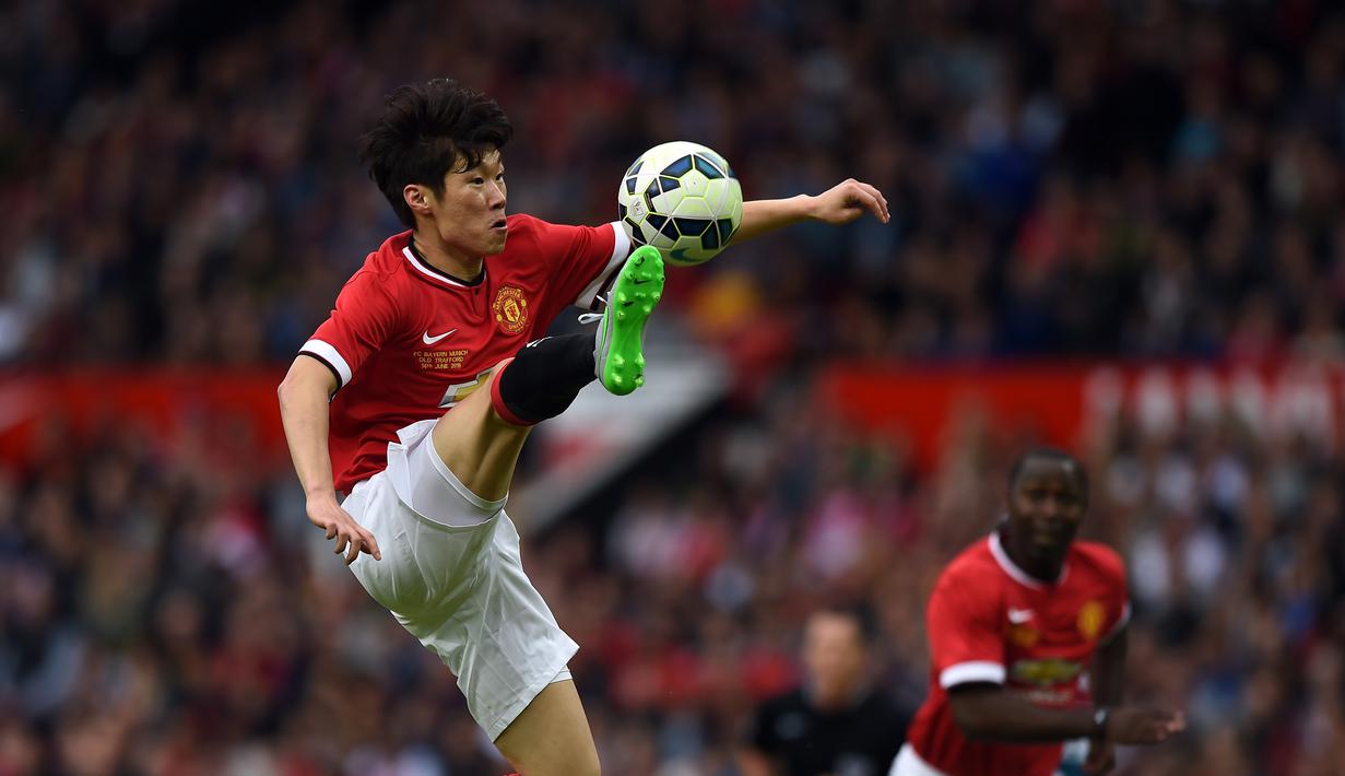 Kehebatan yang paling melekat dari Park ialah ketika membuat gelandang AC Milan, Pirlo, tak berkutik di laga Perempat Final Liga Champions 2009/10. Park berhasil membawa Manchester United menang 4-0 atas Milan. (AFP/Paul Ellis)