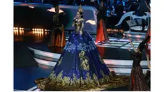 Perpaduan gaun modern dengan batik Indonesia ditambah aksen lukisan wayang di beberapa bagian gaun, membuat Syahrini terlihat anggun. (KapanLagi/Agus Apriyanto)
