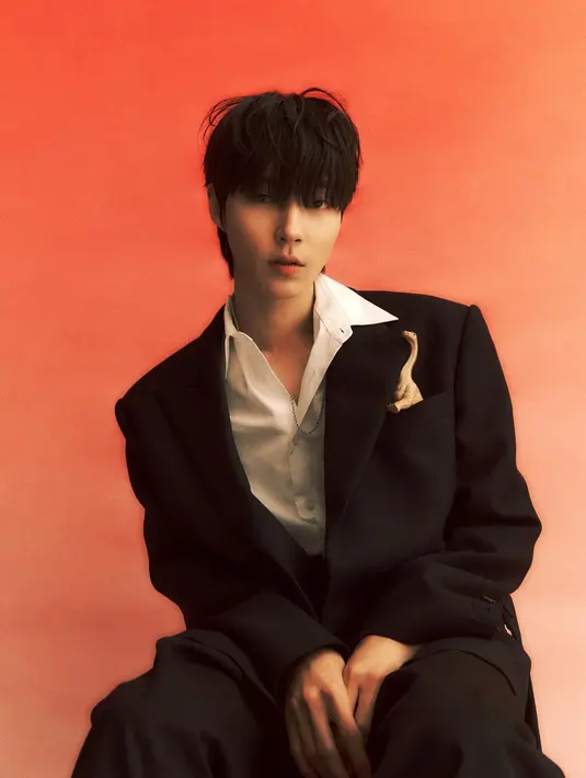 Dalam beberapa pemotretan yang dijalani, Hwang In Yeop memang terlihat menggunakan setelan jas. Meski begitu, jas dengan ukuran oversize ini membuat penampilannya lebih terlihat kasual. (Liputan6.com/IG/@hi_high_hiy)