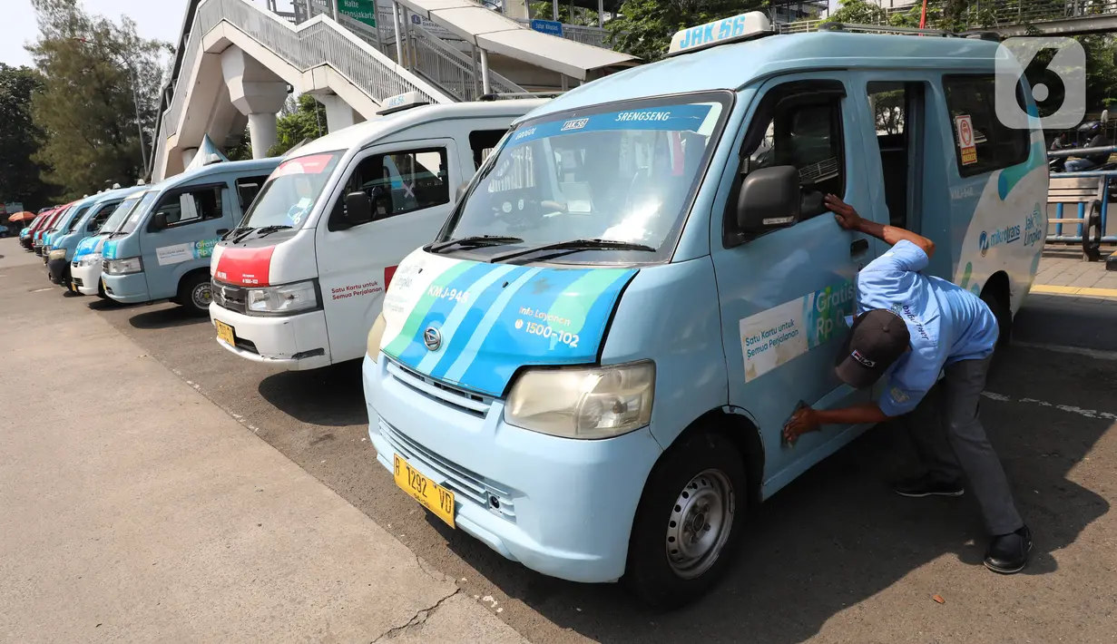 Seorang sopir membersihkan angkutan kota (angkot) yang terparkir di Terminal Grogol, Jakarta, Sabtu (27/8/2022). Wakil Gubernur DKI Jakarta Ahmad Riza Patria berharap kenaikan tarif ojek online yang dimulai pada 29 Agustus mendatang bisa membuat banyak warga ibu kota beralih ke angkutan umum. (Liputan6.com/Angga Yuniar)