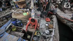 Nelayan memasak makanan usai melaut di Kampung Nelayan Cilincing, Jakarta Utara, Selasa (8/6/2021). Rata-rata sampah laut yang mencemari kawasan pesisir berjenis plastik, busa dan styrofoam yang sulit terurai hingga 450 tahun. (merdeka.com/Iqbal S. Nugroho)
