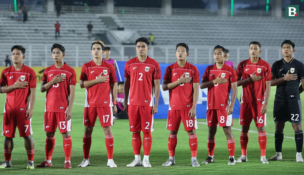 Alih-alih meletakkan tangan di dada seperti rekan-rekannya, bek Timnas Indonesia U-22 itu justru melakukan sikap sempurna saat menyanyikan lagu Indonesia Raya pada Laga uji coba melawan India di Stadion Madya, Jakarta, Jumat (10/10/2025). (Bola.com/M Iqbal Ichsan)