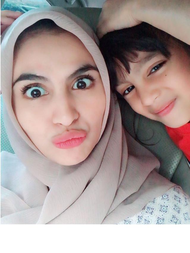 Takut Tarik Benang dan Operasi Plastik, Ini 7 Gaya Asha Shara dengan Makeup Sederhana