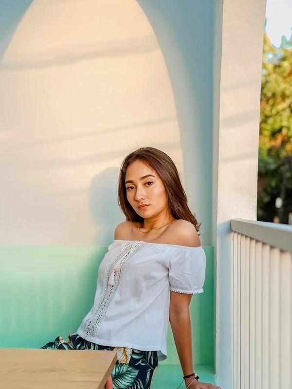 Saat ini perempuan cantik yang juga seorang model dan artis berdarah Jerman-Bali tengah menjalin hubungan dengan komedian Sule. Meskipun terpaut umur yang jauh dengan sang kekasih, namun berbicara soal gaya dan style ia memiliki selera fashion yang sesuai umurnya.(Liputan6.com/IG/naonomnom)