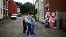 Pengunjung melihat keluarga orang-orangan sawah saat Festival Scarecrow di Heather, Inggris, 28 Juli 2015. Festival sejak 1999 ini selalu menarik perhatian wisatawan mancanegera  untuk berdatangan ke Inggris. (REUTERS/Darren Staples)