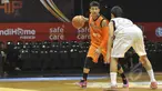Pemain Pelita Jaya Energi-MP Jakarta, Kelly Purwanto mencoba melewati hadangan pebasket CLS Knights Surabaya pada laga putaran final IndiHome NBL Championship 2015 di di Hall Basket Senayan, Jakarta, Senin (4/5/2015). (Liputan6.com/Herman Zakharia) 