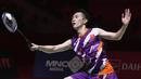 Pebulutangkis Tunggal Putra Hong Kong Angus Ng Ka Long mengembalikan kok ke arah Chico Aura Dwi Wardoyo dari Indonesia pada pertandingan semifinal Indonesia Masters 2023 di Istora Senayan, Jakarta, Jumat (27/1/2023). Ini juga merupakan duel All Indonesian Final pertama di tunggal putra sepanjang sejarah Indonesia Masters, yang digelar mulai 2010. (AP Photo/Tatan Syuflana)