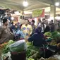 Sidak harga dilakukan tim satgas pangan di sejumlah pasar tradisional Kota Cirebon menjelang natal dan tahun baru. Foto (Liputan6.com / Panji Prayitno)