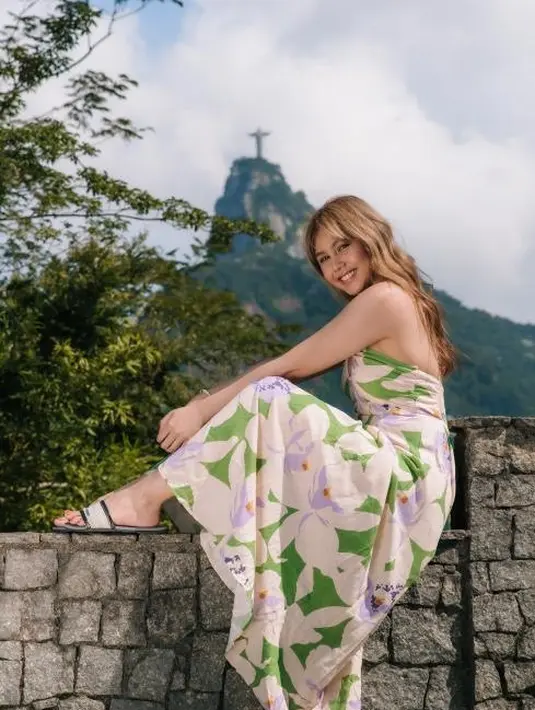 Vanesha tampil dengan dress motif bunga tanpa lengan dipadukan sandal warna hitam putihnya.  Credit: Havaianas