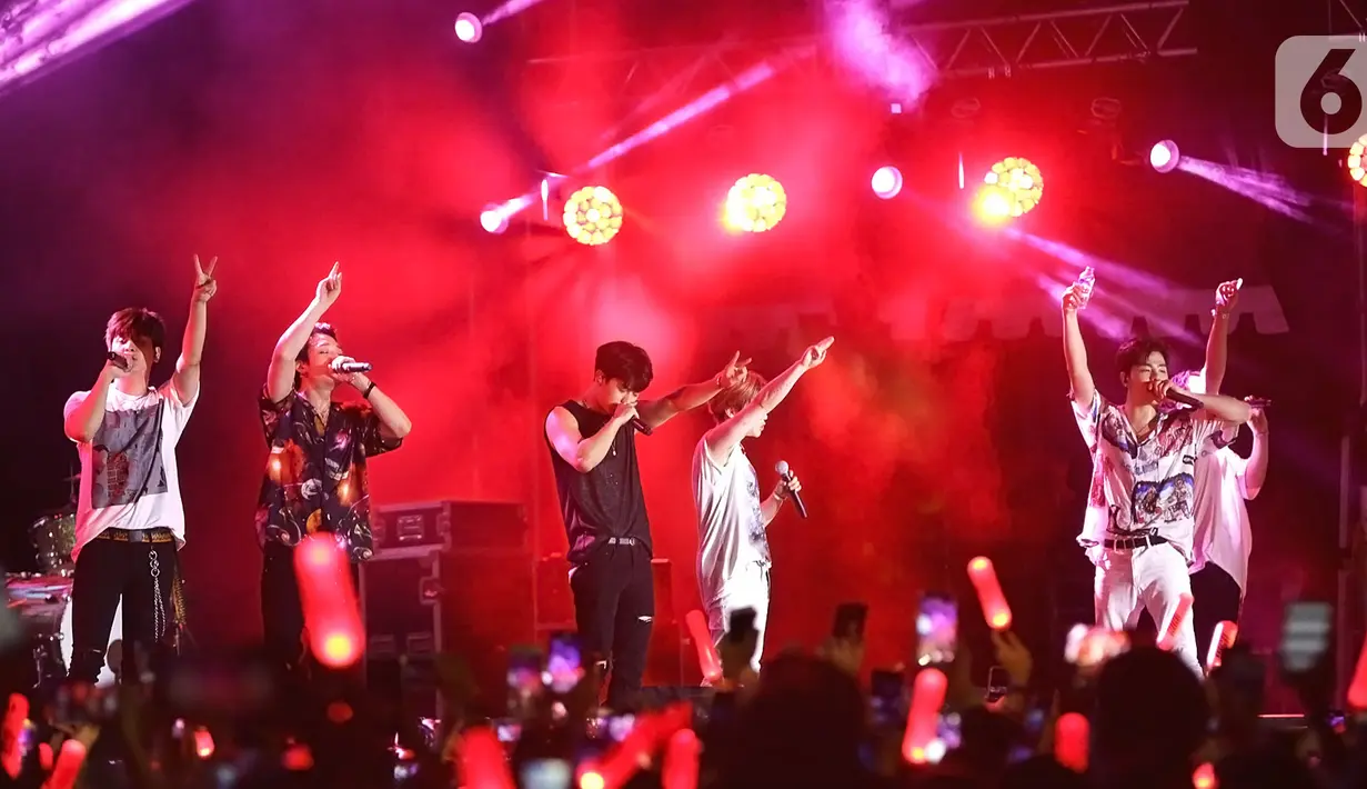 Penampilan boyband Korea, iKON pada festival musik GUDFEST 2019 hari pertama di Helipad Parking Ground, Senayan, Sabtu (2/11/2019). iKon tampil energik selama 40 menit dengan membawakan lagu-lagu hits milik mereka. (Fimela.com/Bambang E. Ros)