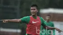 Penyerang Timnas Indonesia U-22, Nur Hardianto, meminta bola kepada rekannya. Pertandingan uji coba nanti merupakan hasil dari sejumlah rangkaian dari mulai seleksi hingga latihan. (Bola.com/Vitalis Yogi Trisna)