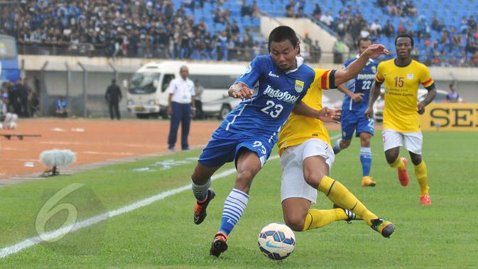 Ridwan (kiri) berusaha melewati hadangan pemain Kitchee SC di Stadion Si Jalak Harupat, Bandung, Rabu (27/5/2015). Persib kalah 0-2 dari Kitchee SC dan tersingkir dari 16 besar AFC Cup 2015. (Liputan6.com/Herman Zakharia)